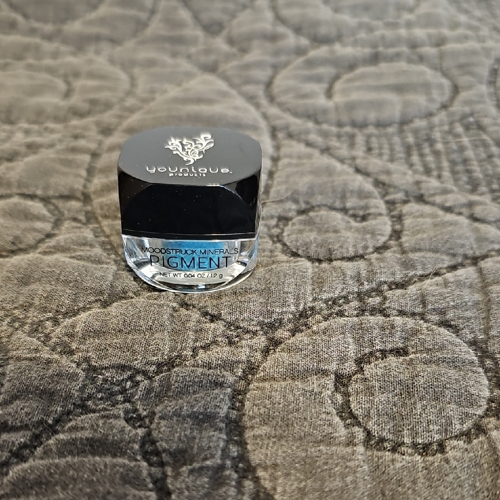 Younique Moodstruck Minerals Pigment in Black Jar